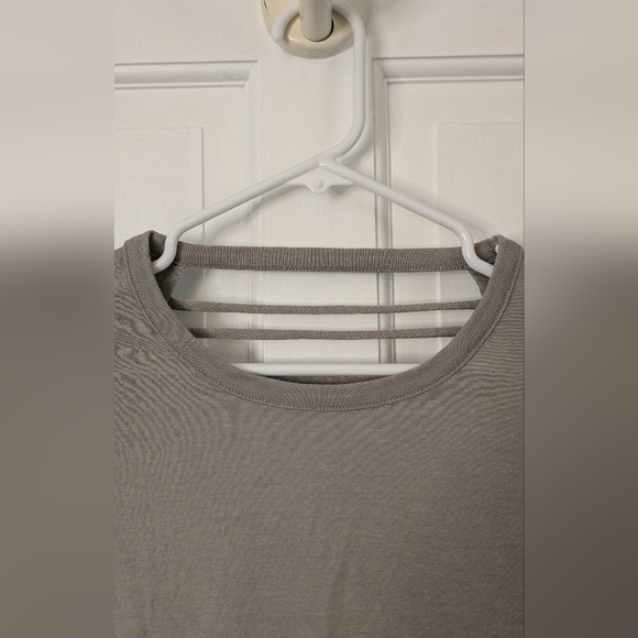 NWT Chaser Open Back Women’s Distressed T-Shirt in Grey in Size Medium - Picture 2 of 6